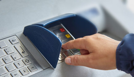 ЦБ назвал девять признаков мошенничества при снятии наличных в банкоматах