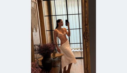 Жена футболиста Смолова опубликовала фото без трусов