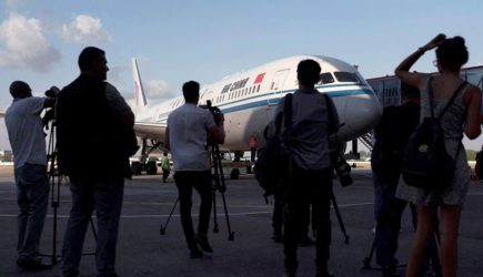 Сотни пассажиров из Великобритании незапланированно оказались в Нижневартовске. Их заперли в салоне самолета. Что известно?