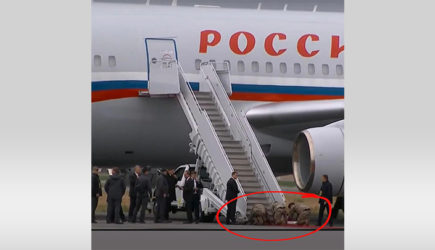 Американские солдаты встали на колени у самолёта Путина