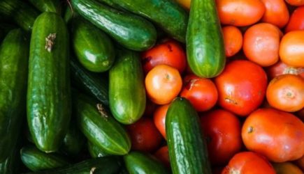 Почему нельзя смешивать огурцы и помидоры: опасное сочетание