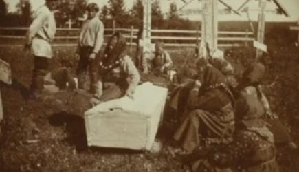 Горсть земли в могилу: как на самом деле появился этот обычаи у русских