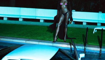 Наоми Кэмпбелл показала архивные фото с голой грудью