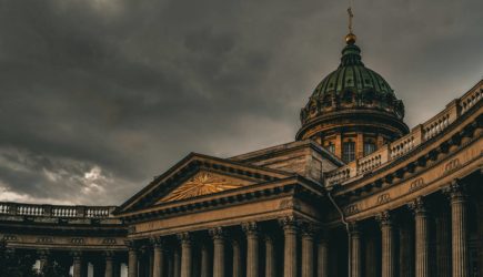 Окутавшая Петербург вонь начала вызывать слезотечение