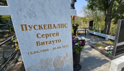 На могиле погибшего в автоаварии актера Пускепалиса появился проводник в потусторонний мир