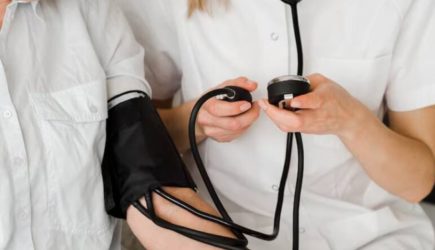 Как правильно измерить давление электронным тонометром самому себе в домашних условиях
