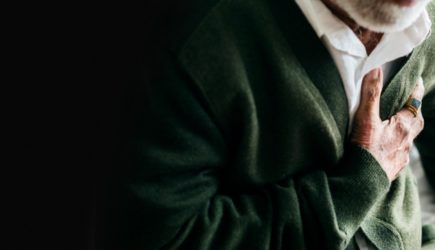 «Тихий» симптом, на который все машут рукой: кардиолог рассказал, какое ощущение в ногах может говорить о проблемах с сердцем