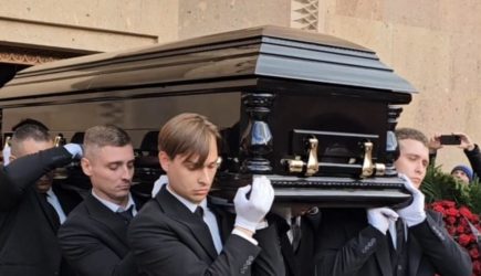 Названа стоимость элитного гроба Тиграна Кеосаяна