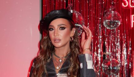 «Вам лучше не знать»: Бузова объяснила свои пальцы во рту у Киркорова