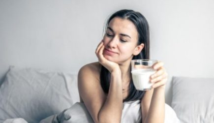 Стакан кефира перед сном: вред или польза?