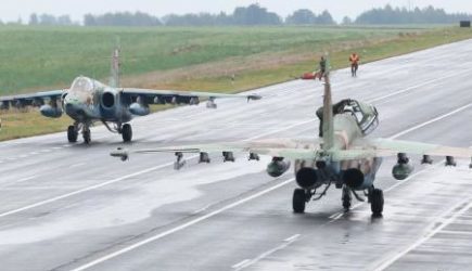 Военные самолеты катят по дороге в Беларусь: что случилось
