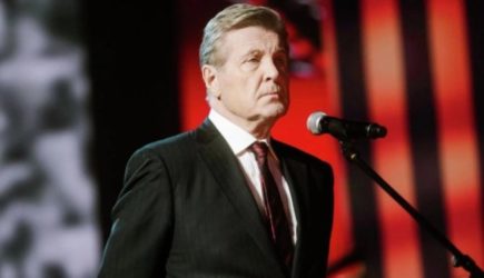 Лев Лещенко выходит на сцену, превозмогая боль