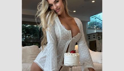 &laquo;Самая сексуальная в мире волейболистка&raquo; снялась в застегнутой на одну пуговицу блузе