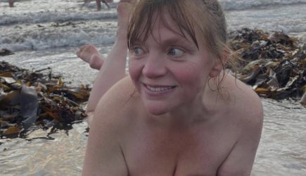 Женщина-викарий Кейт Боттли снялась голышом на пляже. Акция была такая