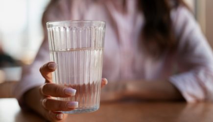 Правило двух литров &ndash; миф: доктор Мясников назвал реальную норму воды в день