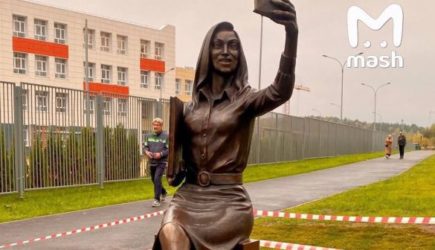 Скульптура учительницы с&nbsp;букварем и&nbsp;сосками взбудоражила подмосковный Дзержинский