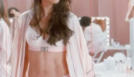 44-летняя Адриана Лима показала фигуру в нижнем белье