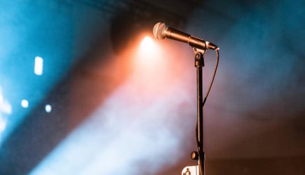 Избивал и унижал: российская певица пожаловалась на связь с режиссером