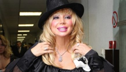 Маша Распутина встала в Кремле на колени