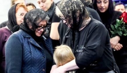 Дочка Попова из «Полицейского с Рублевки» растерялась на похоронах