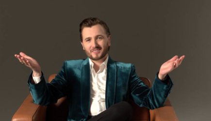 «Резкая боль сзади»: экс-ведущий «Дома-2» пожаловался на пикантную болезнь