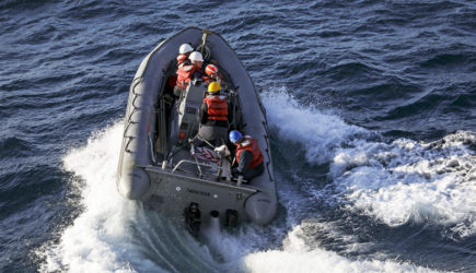 Спасатели нашли мужчину на матрасе в открытом море