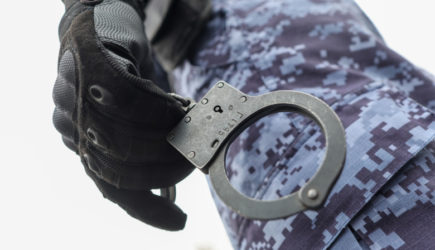 &laquo;Подтянули за старое&raquo;. Известного блогера задержали в прямом эфире: детали