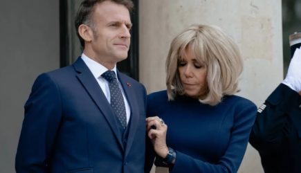 Фото Брижит Макрон в купальнике всполошили Париж. Снова