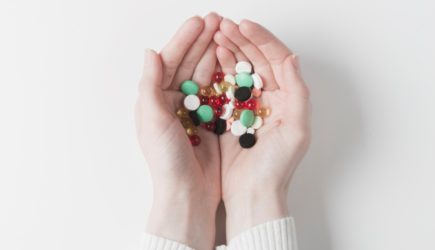 Скрытая угроза в аптечке: популярные лекарства от изжоги и давления могут мешать лечению рака