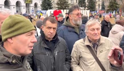 &laquo;Задействованы серьезные люди&raquo;. В Киеве на митинг против Зеленского пришли меньше 100 человек