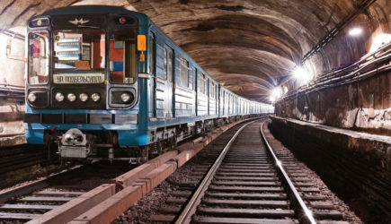 Почему метро не работает ночью? Ведь железная дорога то работает, хотя там тоже нужен ремонт и обслуживание.