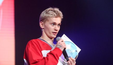 Улетевший из России блогер устроился на работу в доставку еды