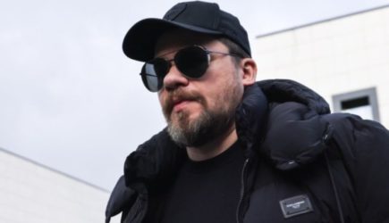 Бурунов и Харламов приехали на церемонию прощания с актером Романом Поповым