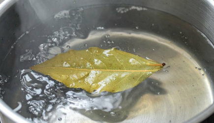 Зачем добавлять лаврушку в кастрюлю с картошкой: мало кто знает