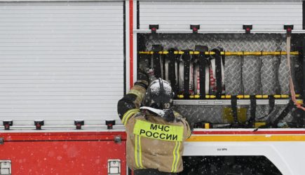 В Дагестане произошел мощный взрыв в многоэтажке. Десятки машин оказались под завалами, есть раненые. Что известно о ЧП?