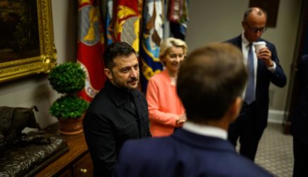 Предупреждение в воздухе: кто мог преследовать самолет с Зеленским