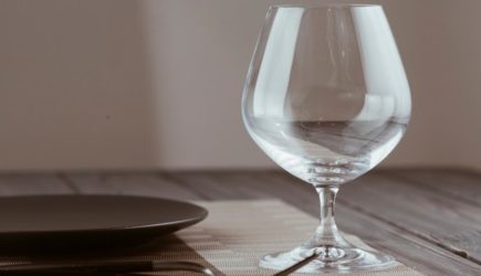 Terra: 37-летняя британка умерла, запив обезболивающие бокалом вина