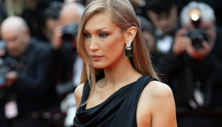 Самая красивая женщина в мире показала фото в крошечном бюстгальтере