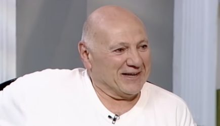 «По заборам видно, кто живет»: режиссер Газаров раскрыл тайный смысл своего нового спектакля