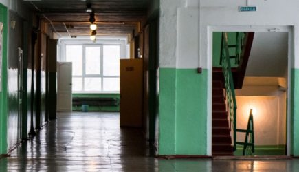 Школьник напал с ножом на учителя в Петербурге из-за оценки