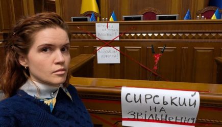 В Раде заблокировали трибуну и потребовали отставки главкома ВСУ