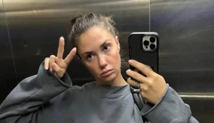 Пышная грудь Муцениеце вывалилась из тесного топа &ndash; откровенное фото