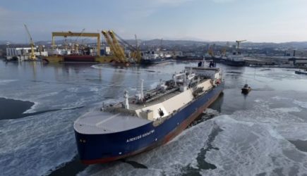 Первый российский газовоз пробует Севморпуть: и&nbsp;с&nbsp;ледоколом не&nbsp;все идет гладко
