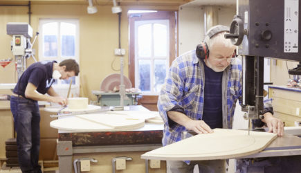 Юрист: работодателю запрещено увольнять человека в связи с пенсионным возрастом