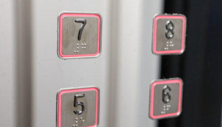 Во Владивостоке женщина и ребенок чуть не сгорели в лифте