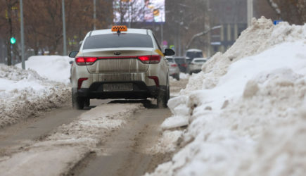 В Госдуме предложили запретить повышать цены на такси из-за непогоды