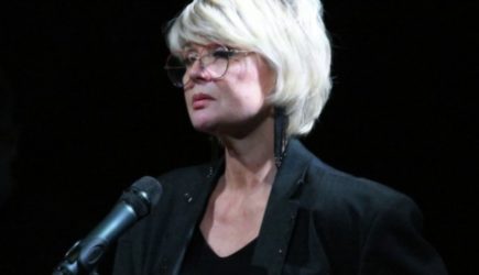 Меньшова гладила мать по щеке, пока ее гроб не закрыли