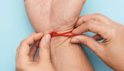 Что значит красная нитка на запястье?