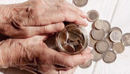 Десятки тысяч рублей пенсии теряют из-за записей в трудовой до 2002 года