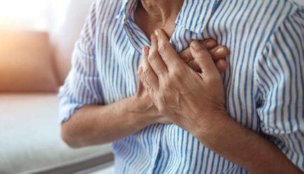 Россиянам раскрыли неочевидный симптом инфаркта